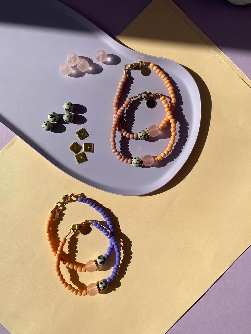 feines Perlenarmband (verschiedene Farben)