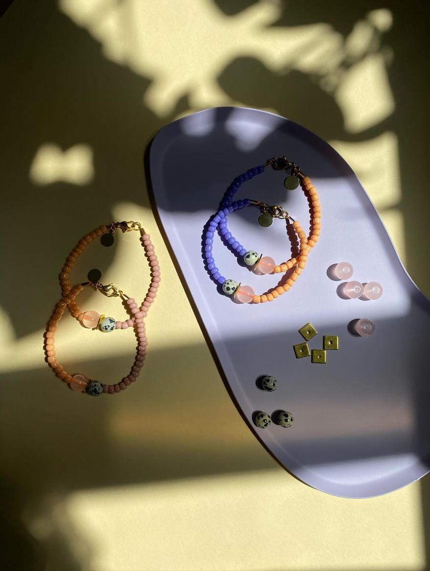 feines Perlenarmband (verschiedene Farben)