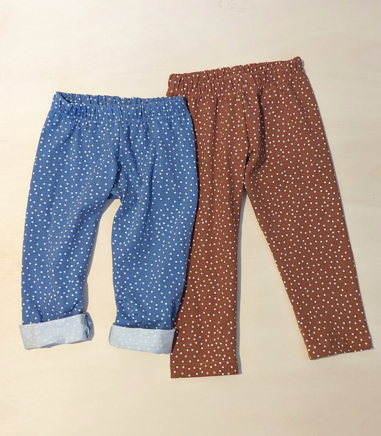 schmale, lockere Hose (blaue Pünktchen)