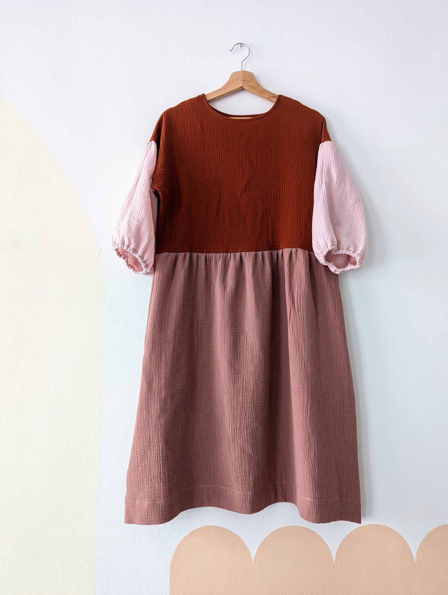 ausgestelltes, mehrfarbiges Oversize Kleid aus Musselin