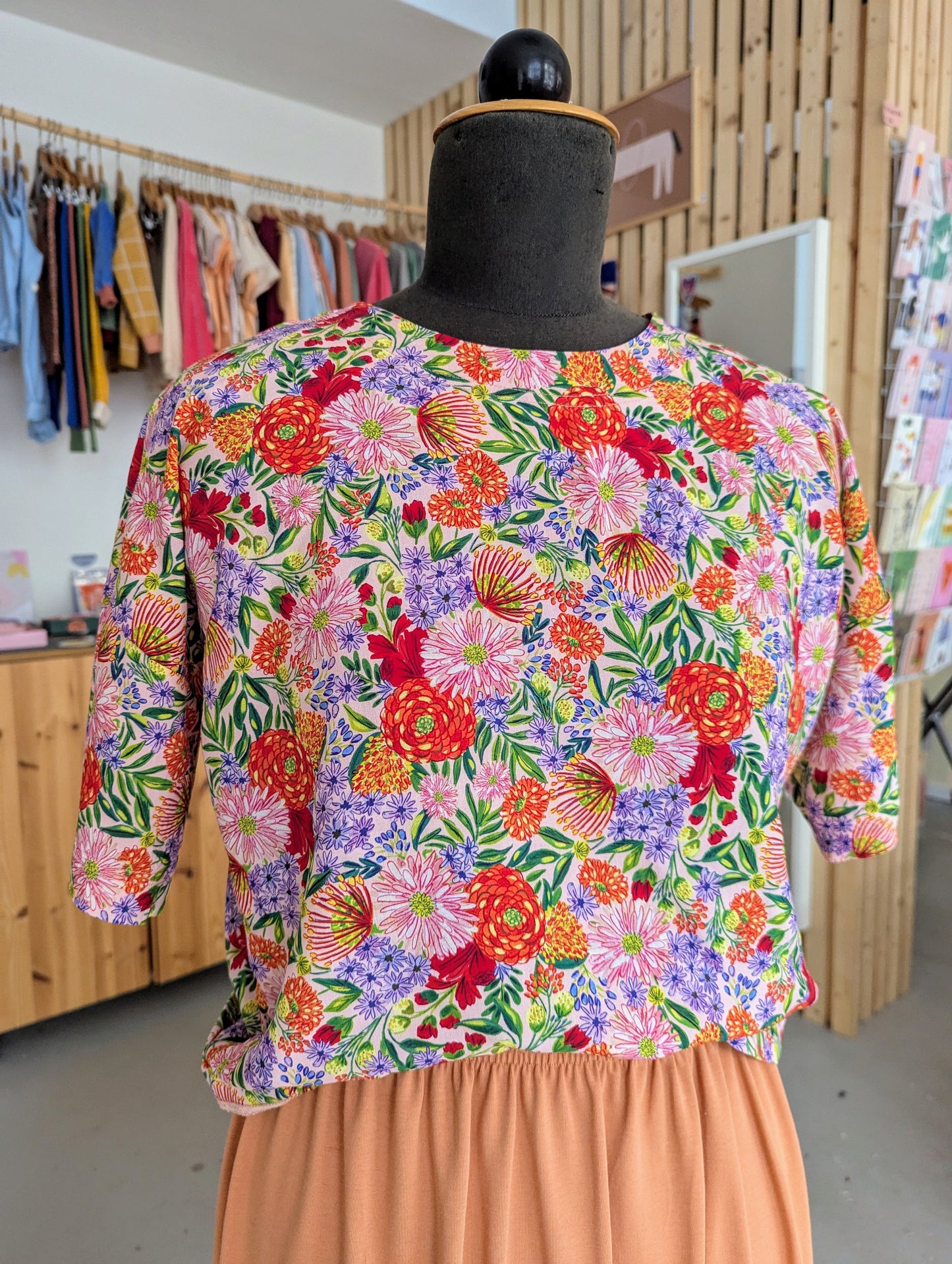 lockeres Blusenshirt mit Blumenmuster aus ecovero (Größe M) VERSANDFERTIG