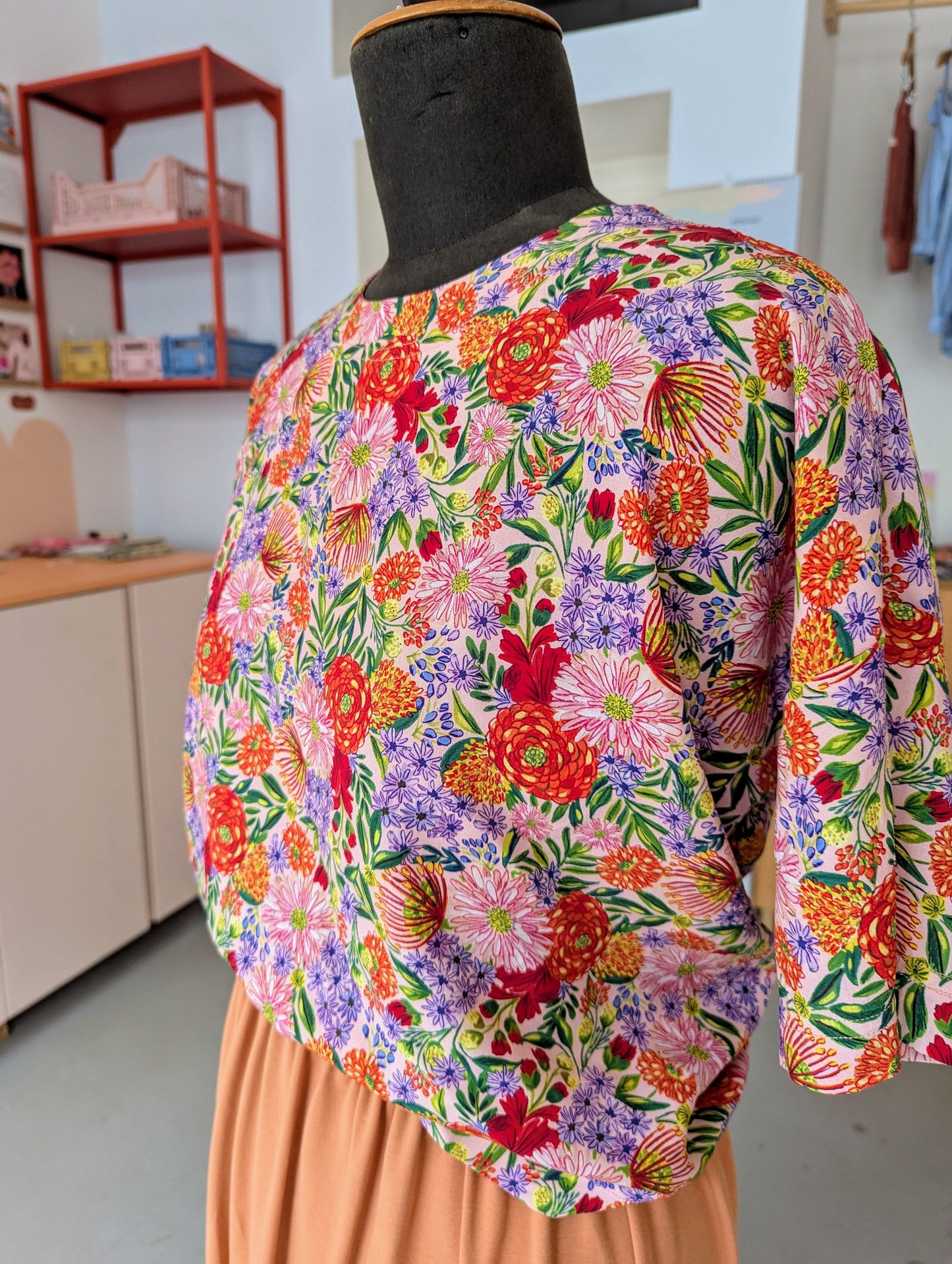 lockeres Blusenshirt mit Blumenmuster aus ecovero (Größe M) VERSANDFERTIG