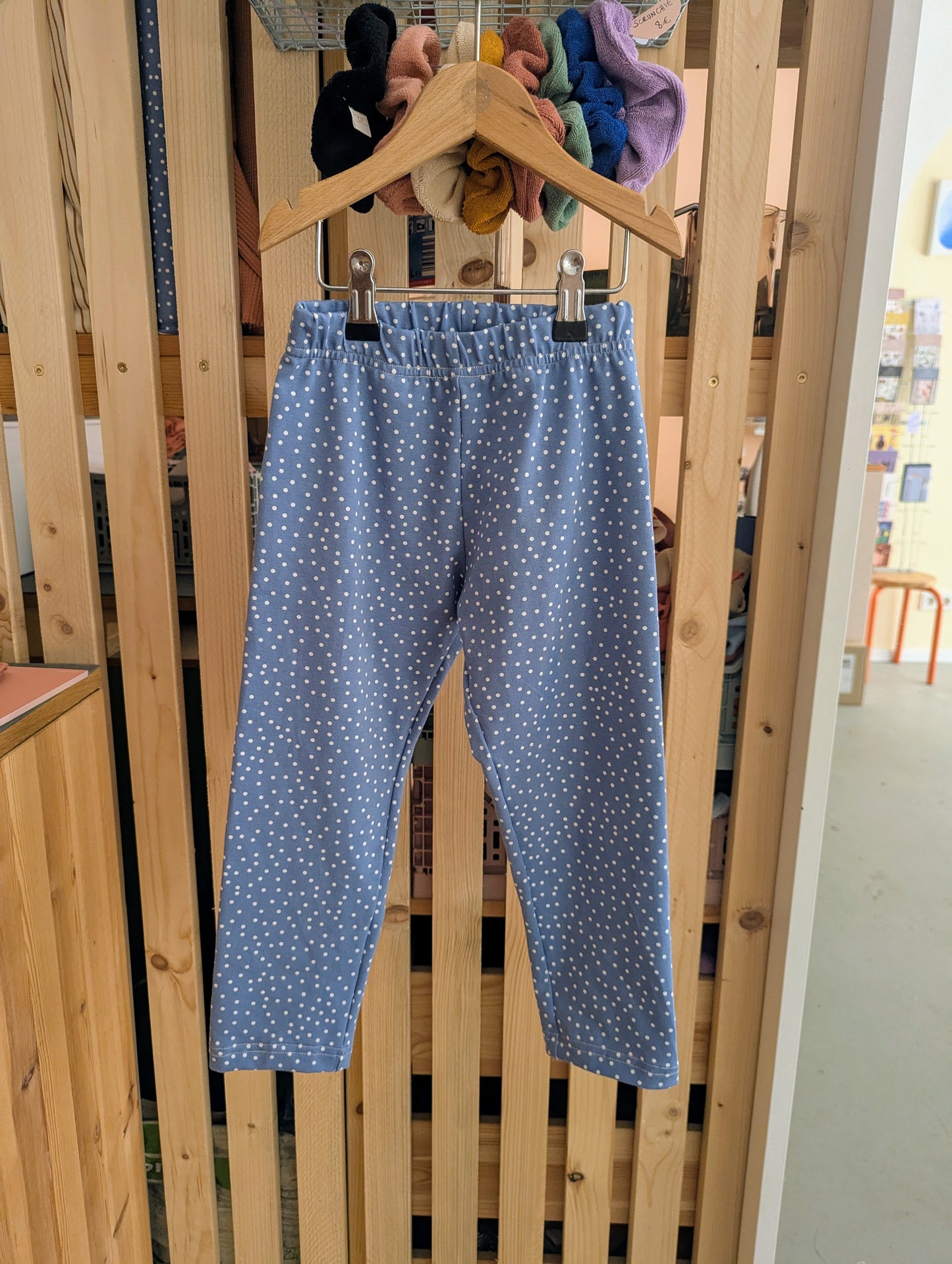 Schmale lockere Hose (Größe 98) VERSANDFERTIG