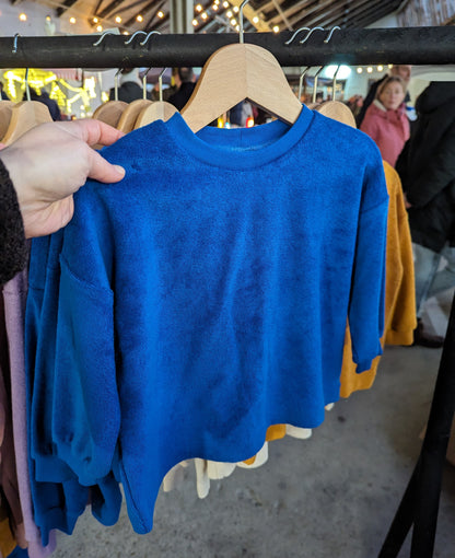 Oversize-Frottee-Pullover in knallblau VERSANDFERTIG