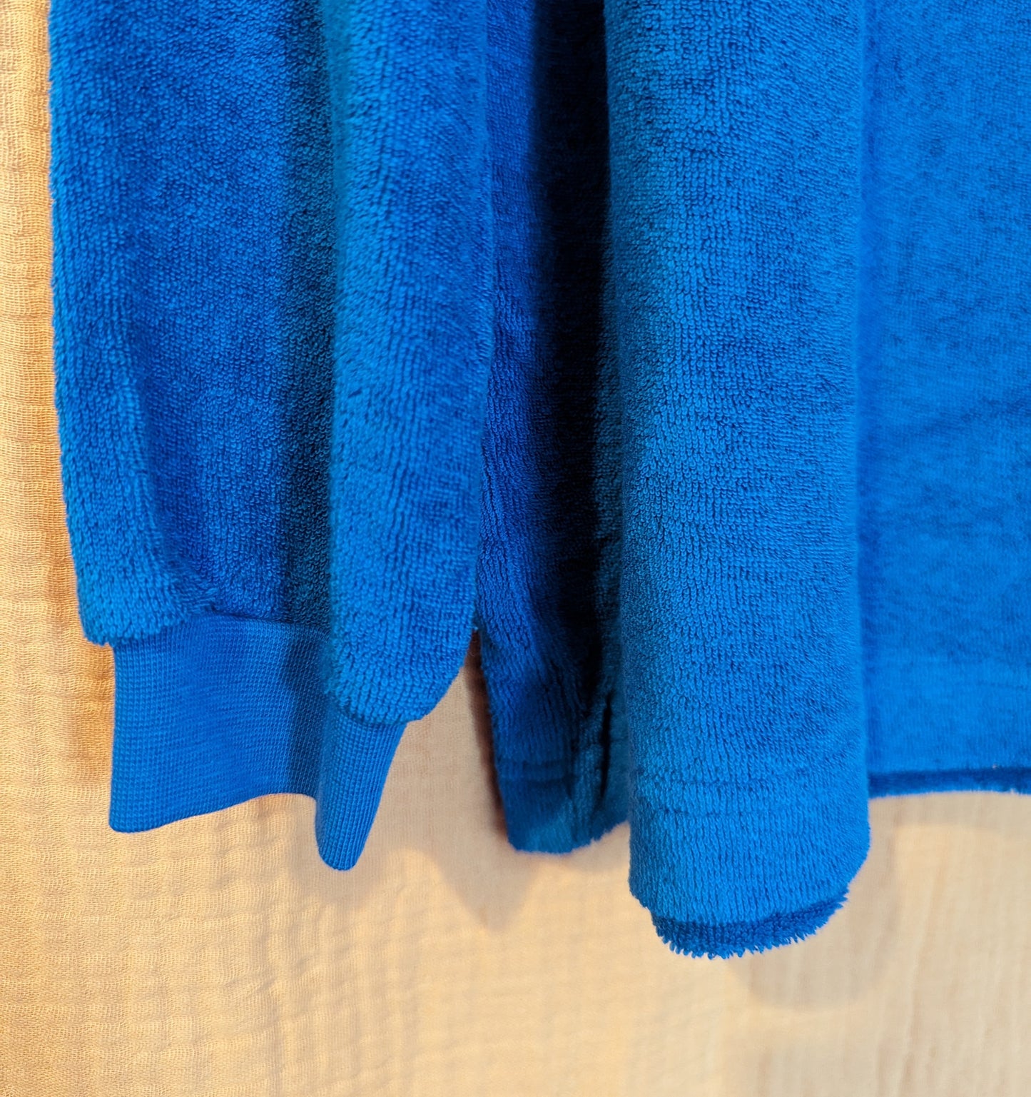 Oversize-Frottee-Pullover in knallblau VERSANDFERTIG