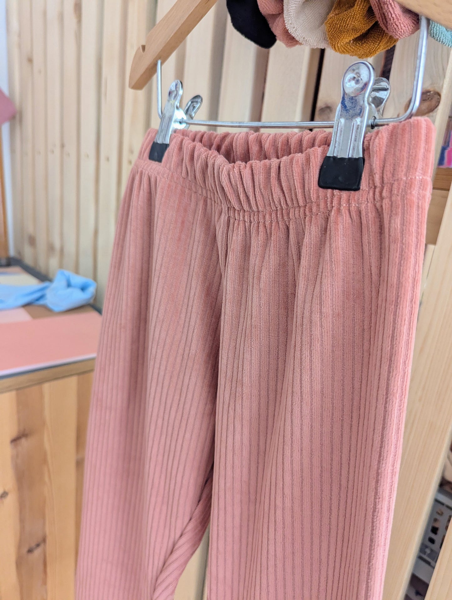 Schmale lockere Hose aus Cordnicky (Größe 104) VERSANDFERTIG