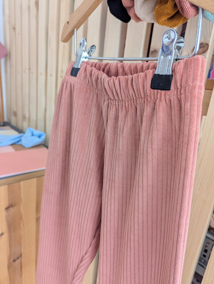 Schmale lockere Hose aus Cordnicky (Größe 104) VERSANDFERTIG