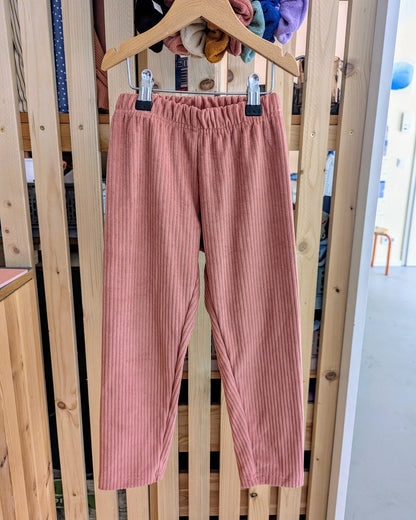 Schmale lockere Hose aus Cordnicky (Größe 104) VERSANDFERTIG