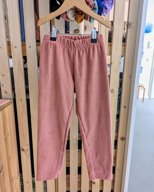 Schmale lockere Hose aus Cordnicky (Größe 104) VERSANDFERTIG