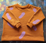 Lade das Bild in den Galerie-Viewer, Oversize-Pullover mit Druck rostorange/lila Gr.80 VERSANDFERTIG
