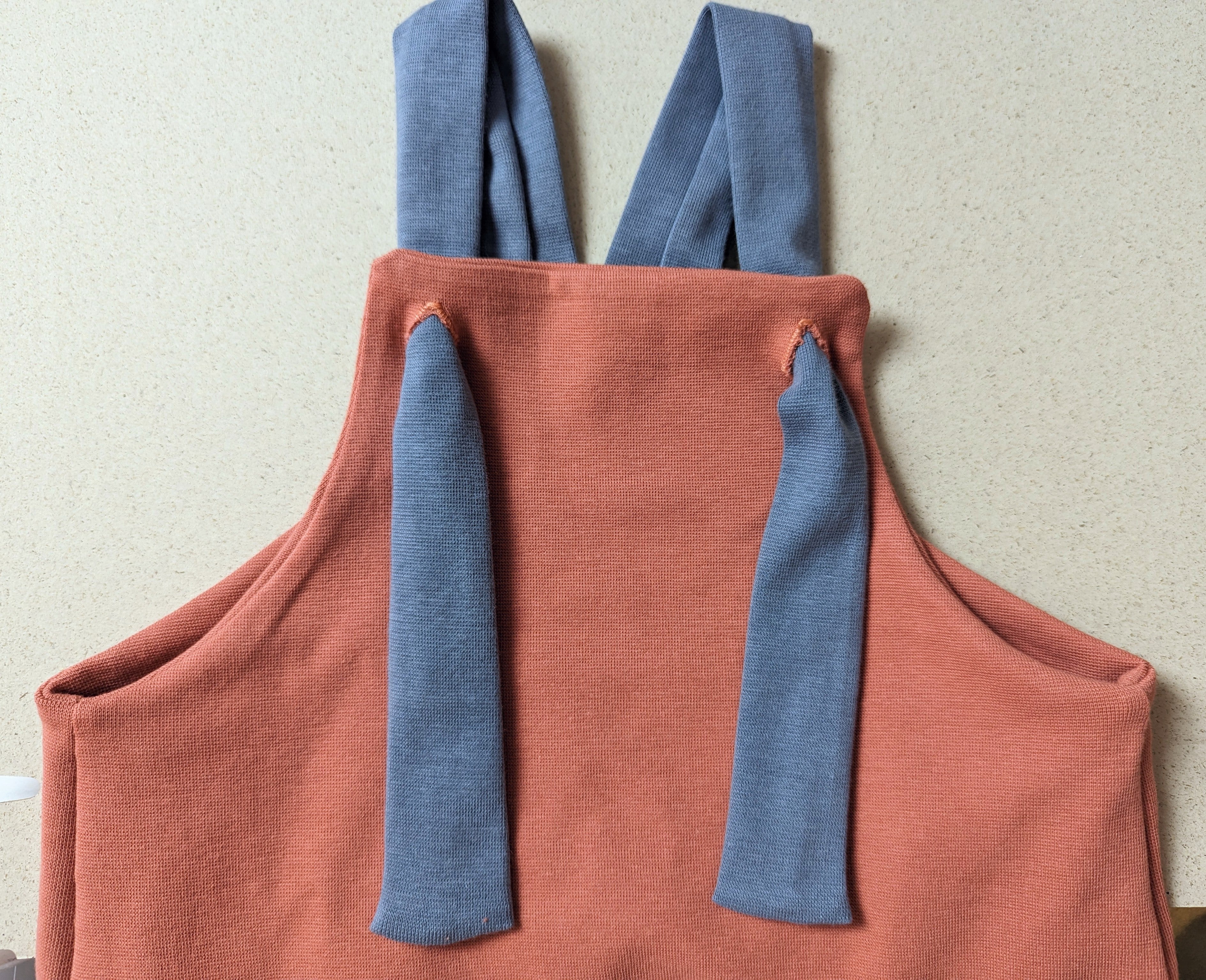 Latzhose (mit bunten Trägern möglich)